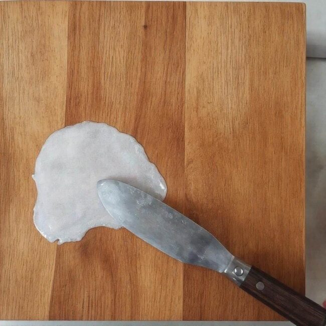 Jak usunąć ślady kleju z podłogi drewnianej