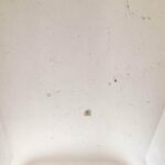 Zakrywanie nierówności sufitu tapetą